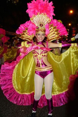 Las bellas chicas en el desfile de la Feria Juniana