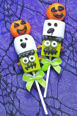 Fruit pops with marshmellow decorated for Halloween