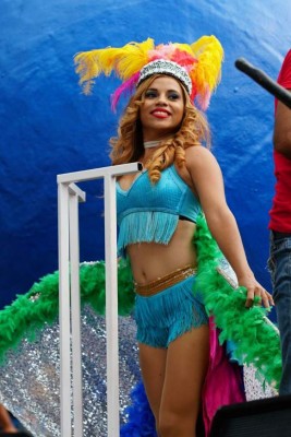 Las bellas chicas en el desfile de la Feria Juniana