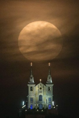 Fotos: la superluna encanta a los amantes de la astronomía