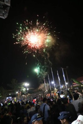 Progreseños disfrutan del encendido del árbol y villa navideña
