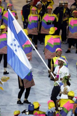 Rolando Palacios fue el encargado de llevar la bandera de Honduras. Foto Juan Salgado/Enviado Especial