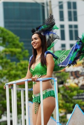 Las bellas chicas en el desfile de la Feria Juniana
