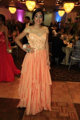 Vestidos elegantes hechos de manos hondureñas