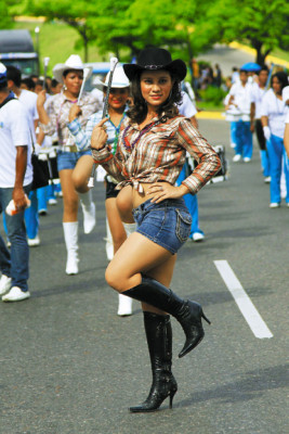 Miles disfrutaron el desfile de la Feria Juniana