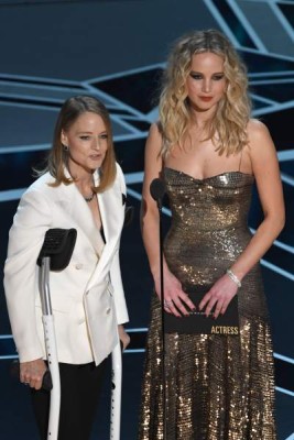 En el 90 aniversario de los premios de la Academia, Lawrence subió al escenario junto a Jodie Foster para presentar el premio a mejor actriz.