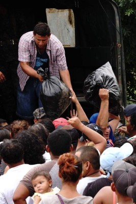 Familias de La Lima llevan cinco días a la intemperie