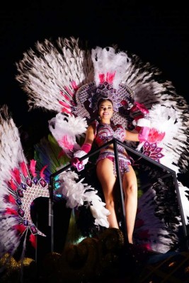 Las bellas chicas en el desfile de la Feria Juniana