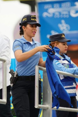 Las bellas chicas en el desfile de la Feria Juniana