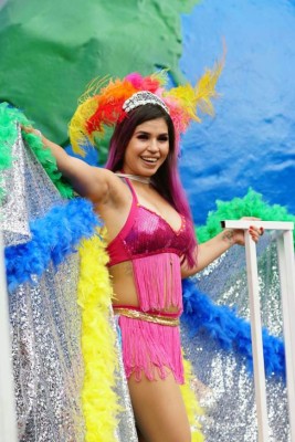 Las bellas chicas en el desfile de la Feria Juniana