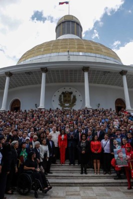 CAR316. CARACAS (VENEZUELA), 04/08/2017. Representantes electos a la Asamblea Nacional Constituye posan para la foto oficial hoy, viernes 4 de agosto de 2017, en Caracas (Venezuela). La excanciller Delcy Rodríguez presidirá la Asamblea Nacional Constituyente (ANC) que se instaló hoy en Venezuela, integrada únicamente por representantes afines al Gobierno. EFE/Cristian Hernández