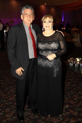 Joel Heyer y Vivian Zúniga se prometen amor en el altar