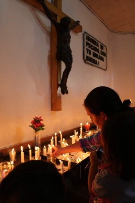 Católicos cumplen promesas en celebración del Cristo Negro