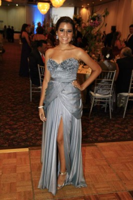 Vestidos elegantes hechos de manos hondureñas