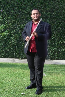 Jorge, el flautista hondureño que desea conquistar Europa