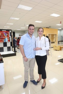 Exposición de pinturas en Ferretería Monterroso