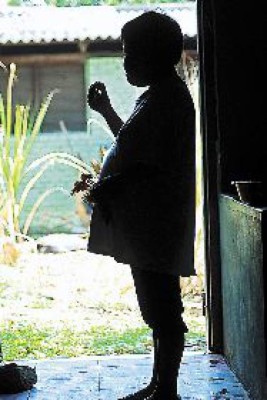 Niña de 9 años ya carga a su bebé