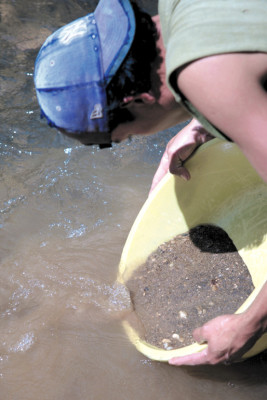Escarban los ríos para hallar oro