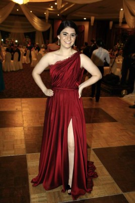 Vestidos elegantes hechos de manos hondureñas