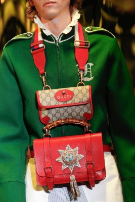 MINI CARTERAS. Han cautivado tanto que las bandoleras y cangureras se suman a los diseños de mano.