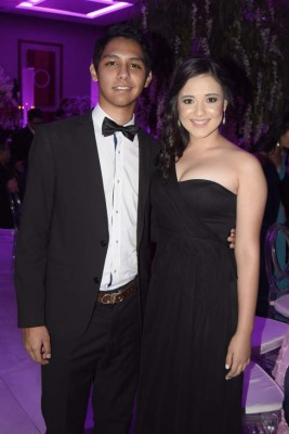 Noche elegante para Melanie Alejandra Turcios