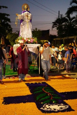 Feligreses católicos realizan el Santo Entierro en San Pedro Sula