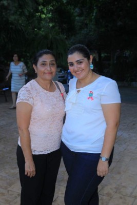 El club de jardinería de la ciudad se reune