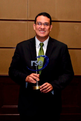 Hondureño, Teddy Mendoza, honrado por el príncipe Felipe