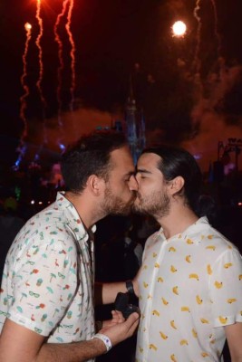 Comunicador hondureño Carlos Mendoza pide matrimonio a su novio en Disney