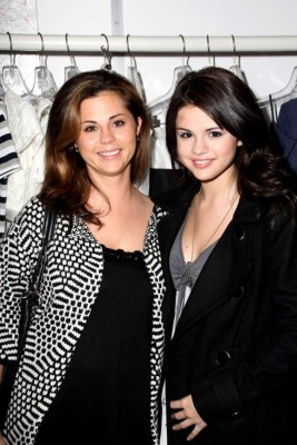 Selena despide a sus padres como mánagers