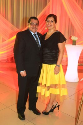 Marta Susana Prieto de Oviedo recibe galardón