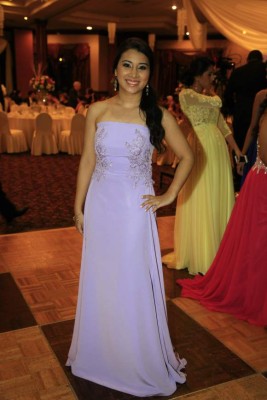 Vestidos elegantes hechos de manos hondureñas