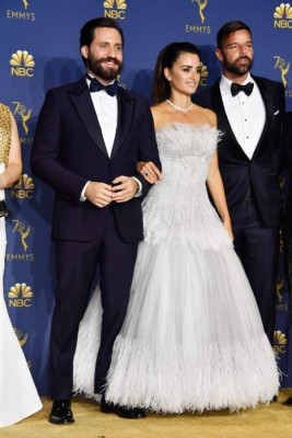 LOS ANGELES, CA - SEPTEMBER 17: (L-R) Outstanding Limited Series winners Edgar Ramirez, Penelope Cruz, and Ricky Martin pose in the press room during the 70th Emmy Awards at Microsoft Theater on September 17, 2018 in Los Angeles, California. Frazer Harrison/Getty Images/AFP