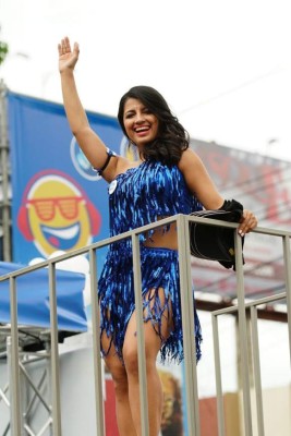 Las bellas chicas en el desfile de la Feria Juniana