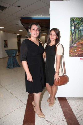 Noche para exponer el arte hecho mujer