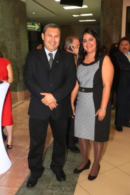 Marta Susana Prieto de Oviedo recibe galardón