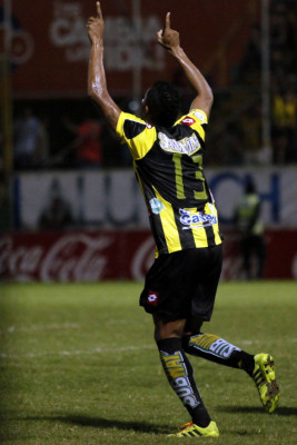 El campeón Real España vuelve al triunfo goleando al Vida