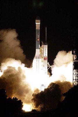 La NASA lanza sonda espacial Phoenix que buscará rastros de vida en Marte