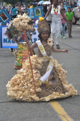 Civismo y colorido en desfiles patrios en Honduras