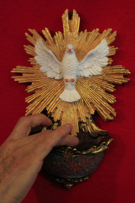 Guarda huesos de Santos en altar de su casa