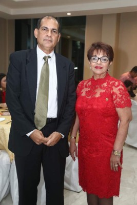 El Club Rotario San Pedro Sula celebra la entrega del Pin Paul Harris