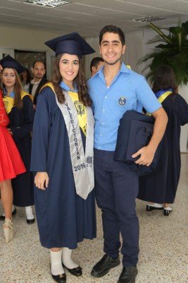 Histórica y solemne fue la graduación de la EIS