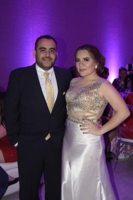 Noche elegante para Melanie Alejandra Turcios