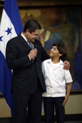 Entregan 22,000 becas a estudiantes hondureños