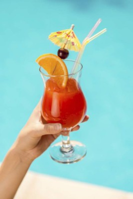 Jugo y paletas de frutas para mantenerse hidratado