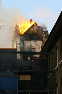 Evacúan a pacientes de un gran hospital londinense en llamas