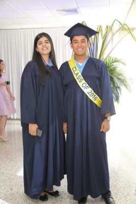 Histórica y solemne fue la graduación de la EIS