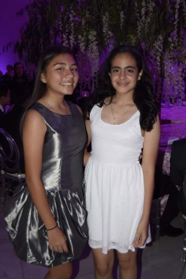 Noche elegante para Melanie Alejandra Turcios