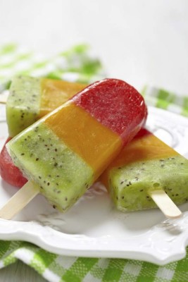 Jugo y paletas de frutas para mantenerse hidratado
