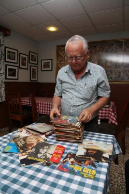 No hay quien lo iguale armando los rompecabezas más grandes del mundo